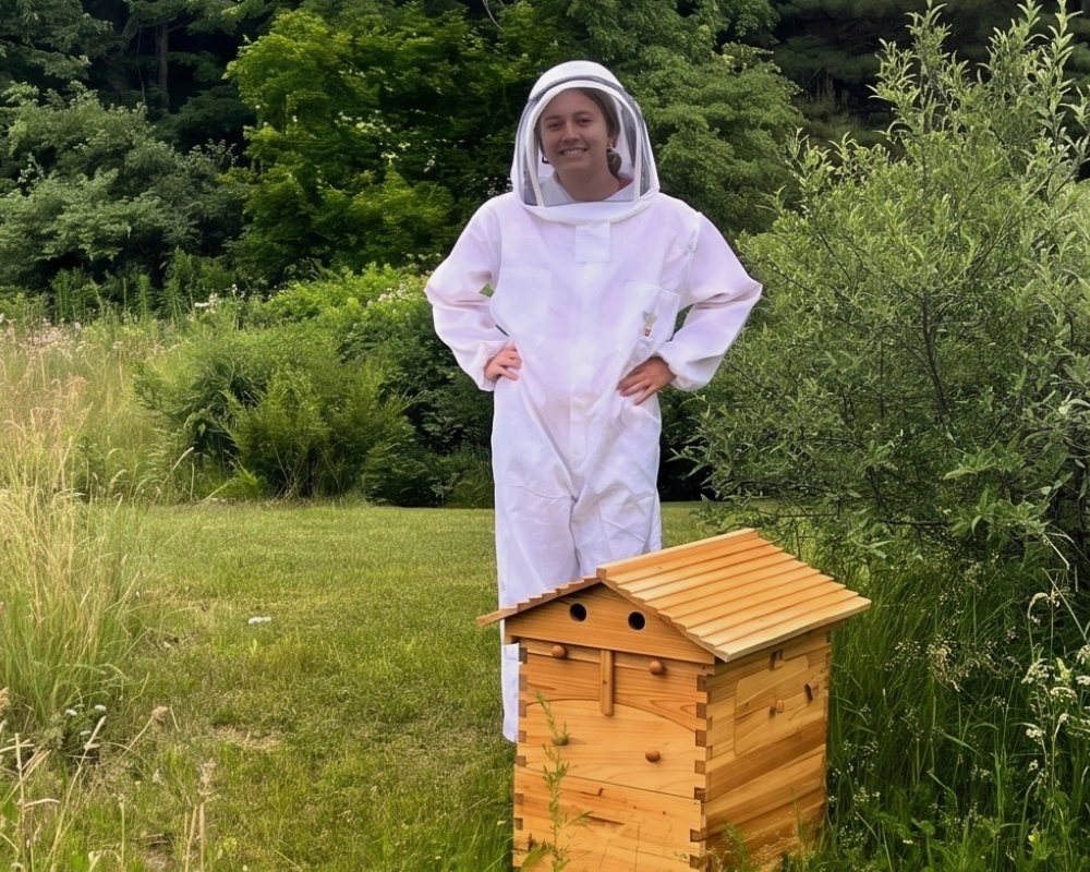 Budding_bee-keepers-event-MI-IMPACT_exploration-events Participants inspecting a hive at the MI-IMPACT Budding Beekeepers event